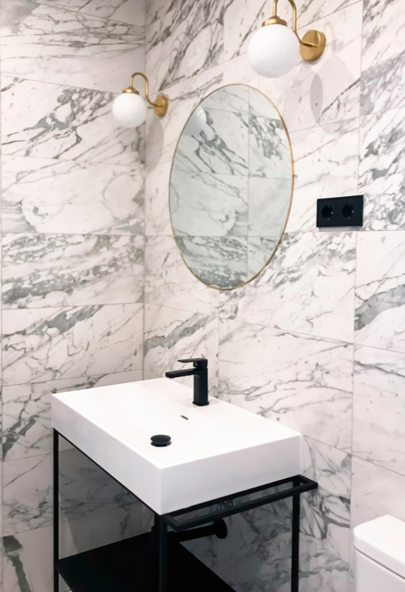 Detalle de accesorios y azulejos en cuarto de baño | IRÖQ HOMES