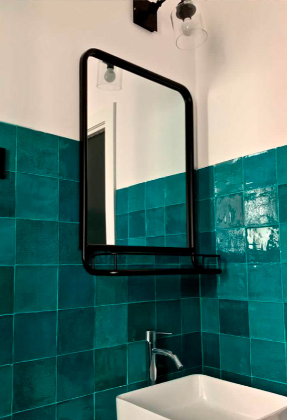 Detalle de accesorios y azulejos en cuarto de baño | IRÖQ HOMES